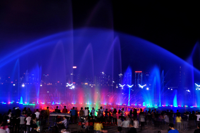 秋水廣場(chǎng)夜色 水舞光影的詩意捕捉